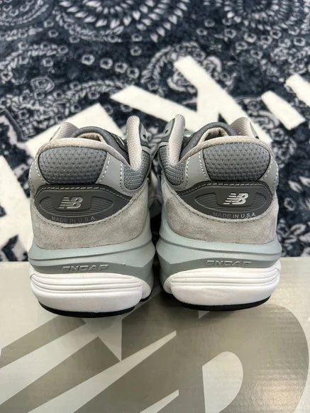 New Balance 990
